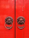 red-chinese-door-10071420